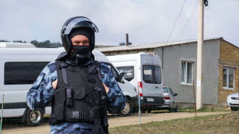 Российские силовики пришли в дом к крымской писательнице и хотят увести ее мужа на «беседу» – активисты
