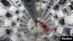 یک برج نقل و انتقال خودرو در کارخانه فولکس‌واگن، ولفس‌بورگ آلمان.