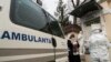 Ambulanța aduce un suspect de coronavirus la spitalul de boli infecțioase Toma Ciorbă.