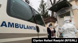 Ambulanța aduce un suspect de coronavirus la spitalul de boli infecțioase Toma Ciorba din Chișinău, martie 2020.