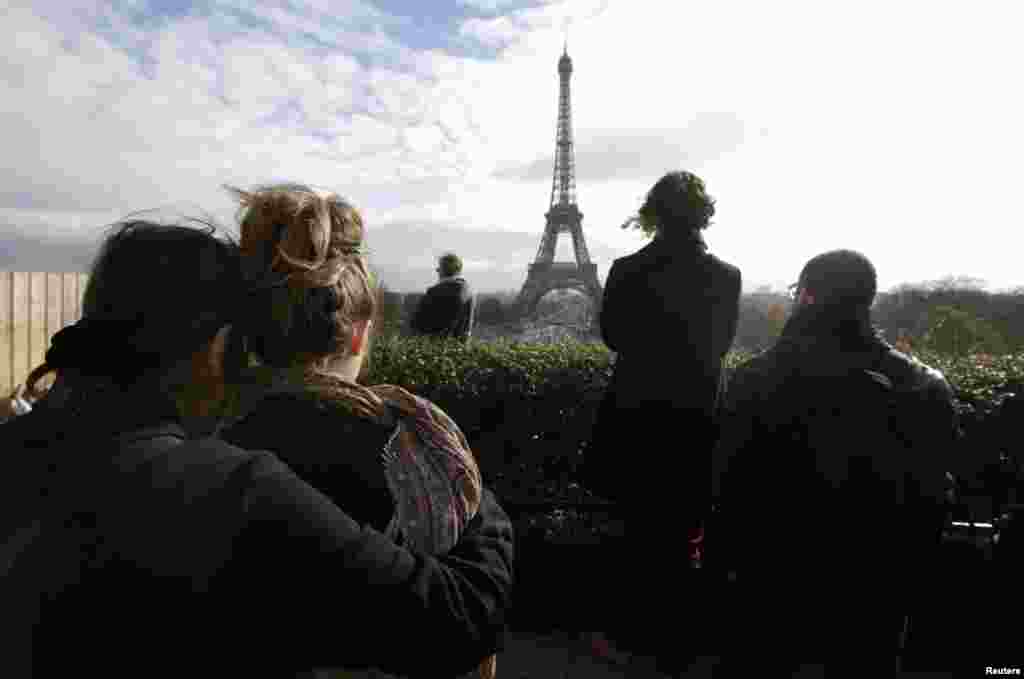 13 ноябрьдә Парижда булган террор һөҗүмнәре корбаннарын бер минутлык тынлык белән искә алу мизгеле. 16 ноябрь, 2015