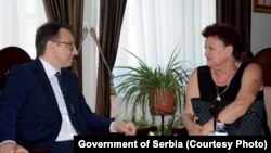 Dragica Gashiq gjatë një takimi me shefin e Zyrës për Kosovën në Qeverinë e Serbisë, Petar Petkoviq.

