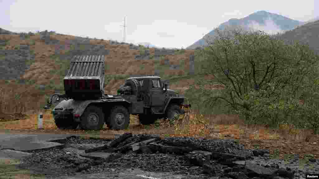 Реактивная установка залпового огня, принадлежащая вооруженным силам Армении, стоит на дороге возле Шуши