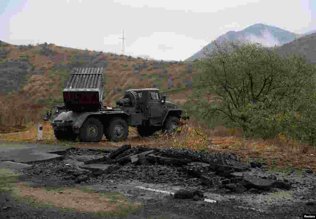 Реактивная установка залпового огня, принадлежащая вооруженным силам этнических армян, стоит на дороге возле Шуши.