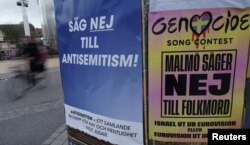 Pancarte rivale la Malmö: „Spune NU antisemitismului!” și „Malmö spune nu genocidului. Israelul, afară din Gaza, sau Eurovision, afară din Malmö!”