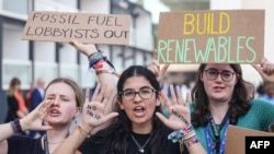 Activiștii de mediu au protestat împotriva combustibililor fosili, în fața clădirii unde are loc summitul COP28. Dubai, 5 decembrie. 