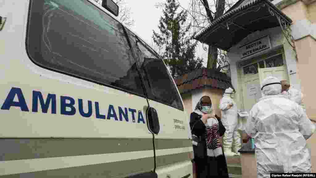 Ambulantă la spitalul de boli infecțioase Toma Ciorbă, unde sunt aduși bolnavii suspecți de coronavirus. &nbsp;