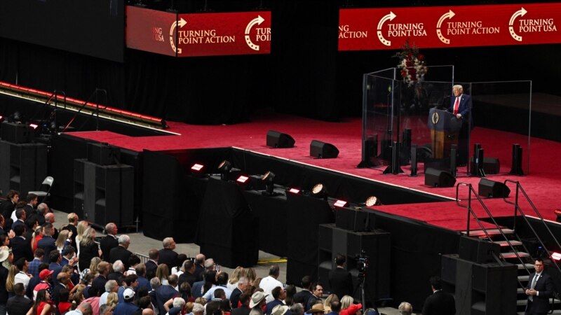 ჩარლი კირკთან გამოთხოვების ცერემონიას ათიათასობით ადამიანი დაესწრო