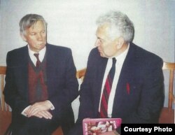 З Васілём Быкавым у Празе, 1997.
