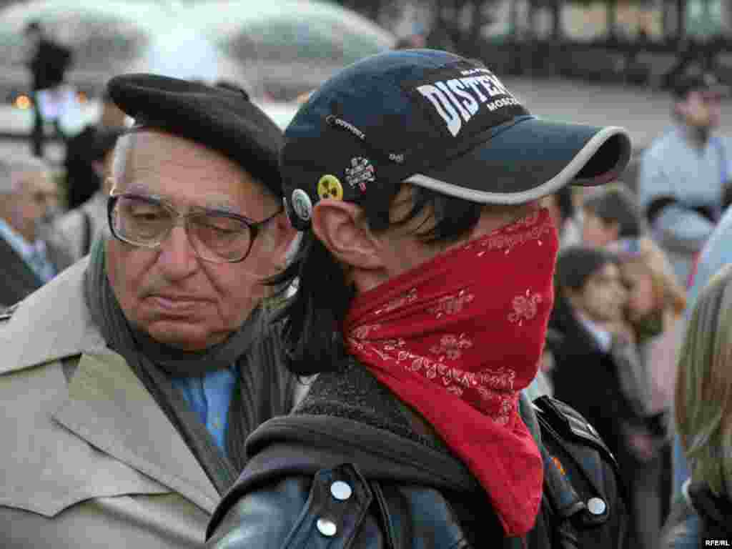 Russia -- Meeting of muscovites against sealing building city areas. Moscow, Novopushkinsky square - 21sep2007