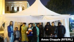 Грузија- демонстрантите поставија шатори пред зградата на парламентот 