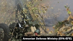 Örmény tüzérség lövi az azerieket 2020. október 20-án.