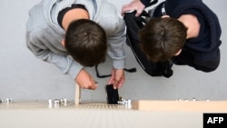 „ზოგადი განათლების სისტემის რეფორმის ეროვნულ კონცეფციაში“, სკოლებში ტელეფონების შეზღუდვასთან დაკავშირებით მხოლოდ ერთი წინადადება წერია.