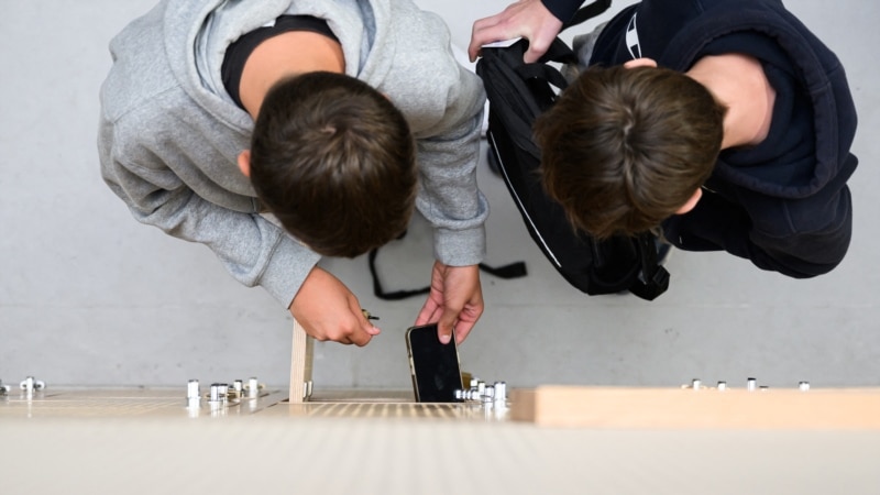 სკოლა სმარტფონების გარეშე - დაბნეული მასწავლებლები, მოსწავლეები და მშობლები