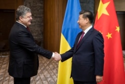 Встреча президента Украины Петра Порошенко (слева) с президентом Китая Си Цзиньпином во время Всемирного экономического форума в швейцарском Давосе, 17 января 2017 года