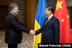 Встреча президента Украины Петра Порошенко (слева) с президентом Китая Си Цзиньпином во время Всемирного экономического форума в швейцарском Давосе, 17 января 2017 года