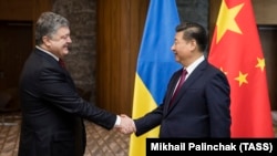 Petro Poroșenko (stânga) și Xi Jinping, la Davos