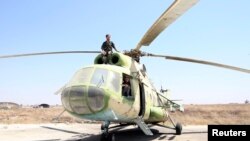 Ваяўнікі апызыцыйнай групоўкі Свабодная Сірыская Армія на расейскім верталёце, захопленым ва ўрадавых сілаў.