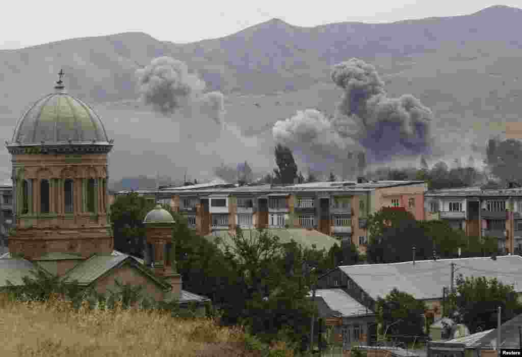 Дым от разрывов российских бомб во время бомбардировки Гори, 9 августа 2008 года