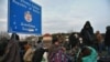 Migránsok a határkerítés szerb oldalán Kelebia és Tompa között 2020 februárjában. Fotó: EPA-EFE
