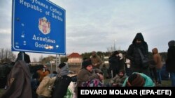 Migránsok a határkerítés szerb oldalán Kelebia és Tompa között 2020 februárjában. Fotó: EPA-EFE