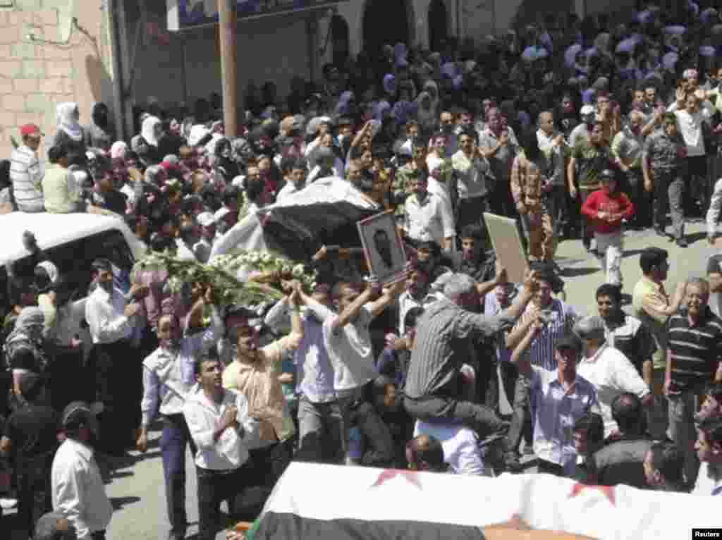 Sirija - Sahrana poginulih u sukobima sa sirijskom vojskom nedaleko od Damascusa, 18. juli 2012. 