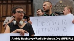 16 июля гражданские активисты собрались у здания СБУ в Киеве, пытаясь выяснить причины его депортации из Украины