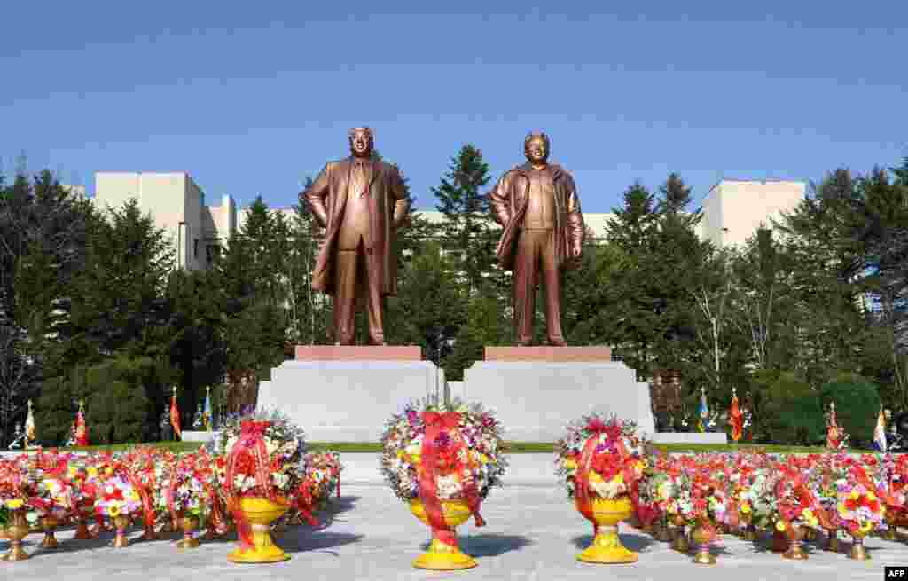 Бронзовые статуи лидеров КНДР Ким Ир Сена и Ким Чен Ира, установленные в Пхеньяне накануне 101-й годовщины со дня рождения Вечного президента КНДР, 14 апреля 2013 г. 
