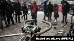 Пікет «Не дамо закатати велокультуру в асфальт!», який проводила велосипедна спільнота Києва під КМДА у лютому 2016 року