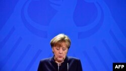 No, razne političke kombinatorike, uključujući i velike koalicije sa tradicionalnim rivalima, neće dugoročno zaustaviti uspon populističkih partija: Angela Merkel