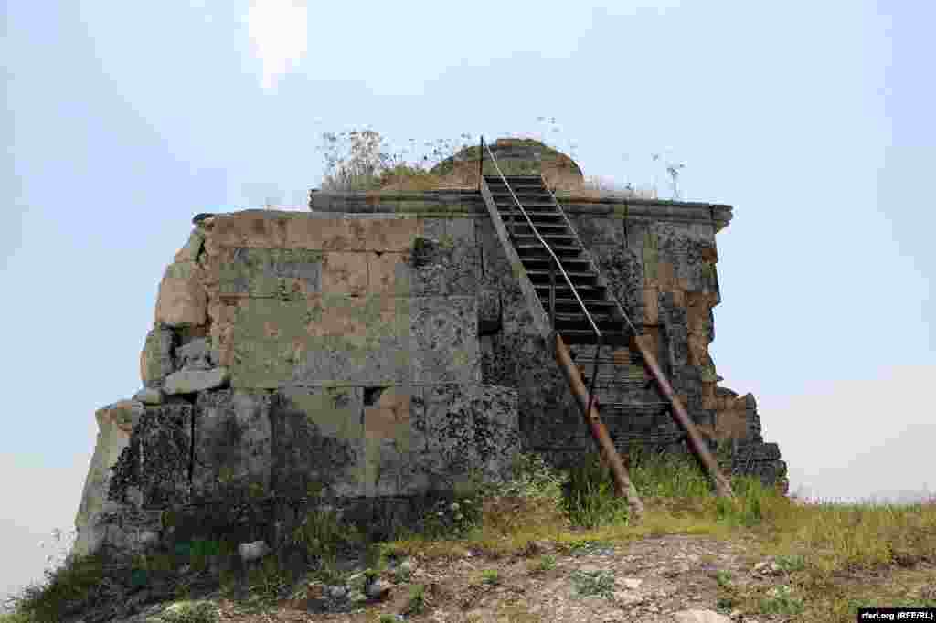 Qafqaz Albaniyası məbədi dağılır 