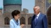 Президент Южной Кореи Пак Кын Хе во время своего турне по Центральной Азии посетила Ташкент. На снимке она с президентом Узбекистана Исламом Кармовым