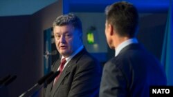 Петро Порошенко та Андерс Фоґ Расмуссен під час саміту НАТО у Вельсі, 4 вересня 2014 року