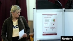 Imagine dintr-o secție de votare la Riga, pe 3 octombrie 2026. 