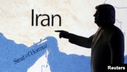آرشیف، تندیسی از دونالد  ترمپ رئیس جمهور امریکا و نقشه‌ی از تنگه هرمز