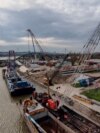 Gradilište na kom se gradi novi most na reci Savi u Beogradu, 4. decembar 2025. 