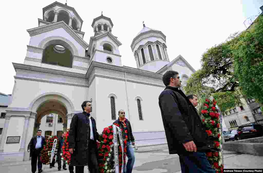 În fiecare an, în data de 24 aprilie, armenii din întreaga lume comemorează Genocidul Armean. La biserica armeană din București, evenimentul este marcat printr-o slujbă de comemorare a victimelor Genocidului, urmată de depunerea coroanelor de flori la Monumentul Genocidului situat în curtea catedralei.