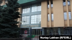 У здания Национального банка Казахстана в Алматы.