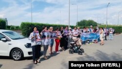 12-nji awgustda geçirilen çärede demonstrantlaryň ellerinde “Syýasy tussaglar azat edilsin!” diýen ýazgyly plakatlar hem bardy. 