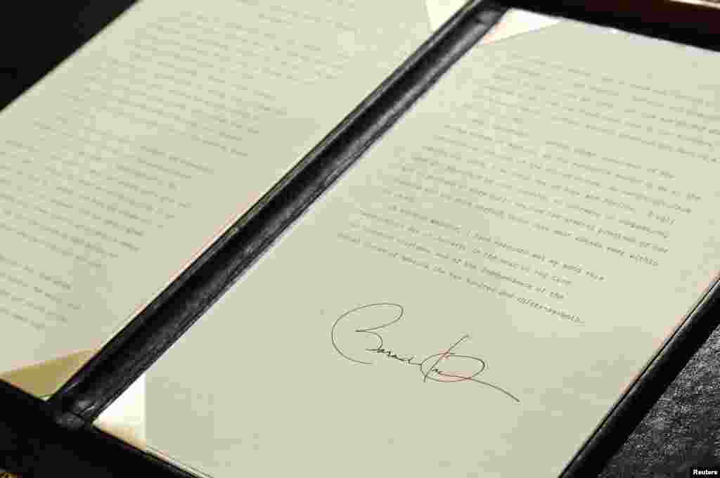 Инаугурациялык документтеги президент Обаманын колу. 
