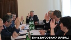 Единогласно члены кабмина проголосовали и за установление компенсационных выплат вкладчикам Сберегательного банка Абхазии в 2017 году
