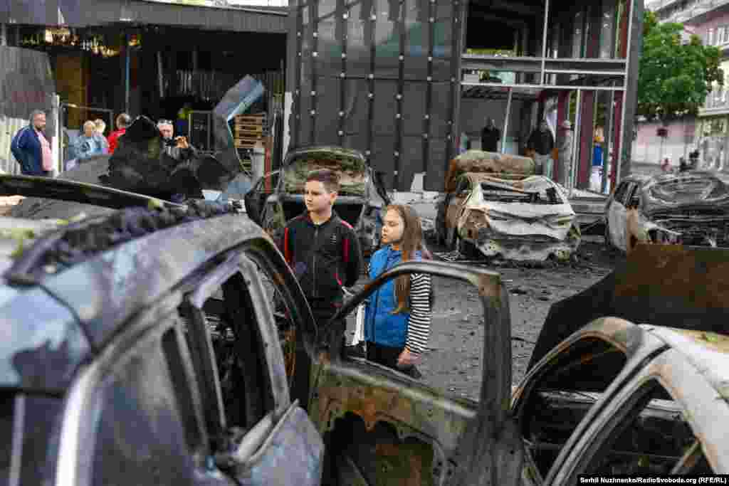 Також тут загорілися сім автомобілів