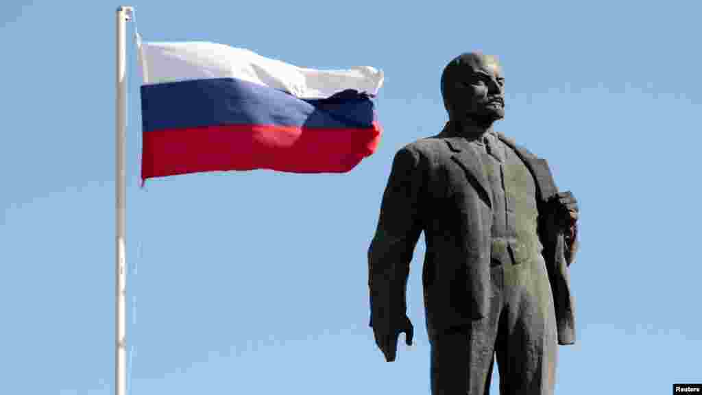 Бахчисарайский Ленин и российский триколор – символ России и Белого движения. В Крыму под властью современной путинской России сочетается несочетаемое. 