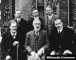 Снимок, сделанный в 1909 г. в Университете Кларка. В первом ряду: Зигмунд Фрейд, Стэнли Холл, Карл Густав Юнг; во втором ряду: Абрахам А. Брилл, Эрнест Джонс и Шандор Ференци.