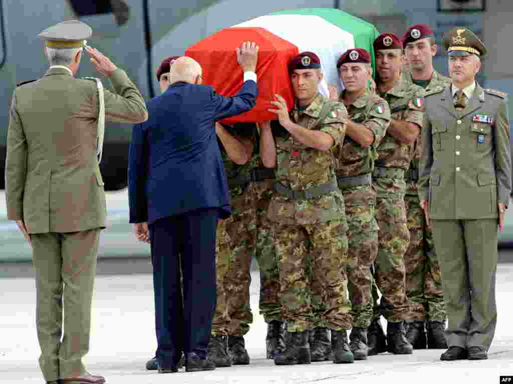 Italija - Posljednja počast - Šest italijanskih vojnika je poginulo u Afganistanu u jednom danu. Italijanski predsjednik Giorgio Napolitano odaje počast poginulim. 