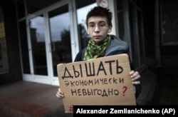 A lélegzés nem éri meg gazdaságilag? Fiatal aktivista 2019-ben az orosz Természeti Erőforrások és Ökológiai Minisztérium előtt, a #SzibériaÉg hashtaggel tiltakozva az erdőtüzek miatt