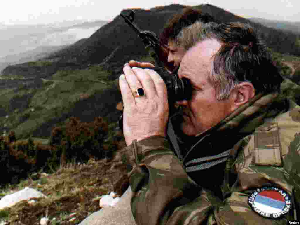 General Mladić na položajima bosanskih Srba, Goražde, 16.04.1994. Foto: Reuters 