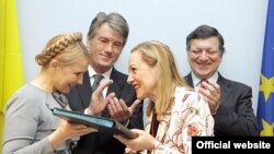 Юлія Тимошенко, Беніта Ферреро-Вальднер, Віктор Ющенко, Жозе Мануель Баррозу на церемонії підписання спільної декларації 