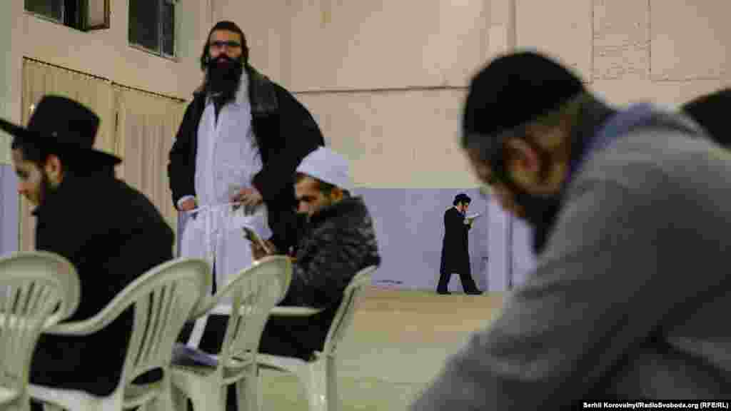 Police warned journalists that to film Hasidic Shabbat is strictly prohibited, because it might offend their religious feelings. 