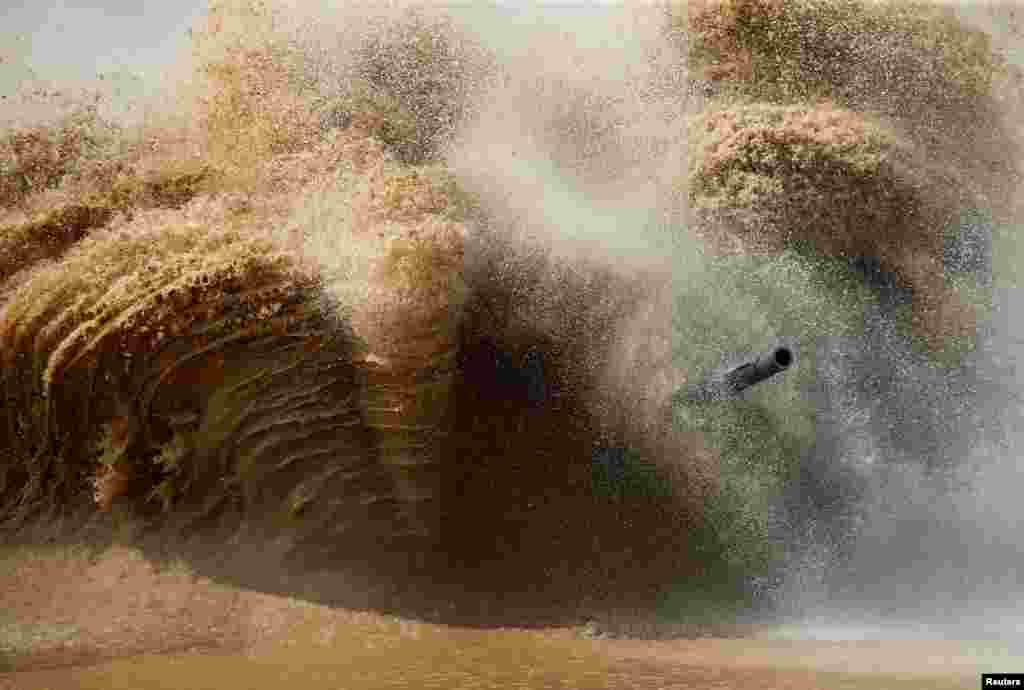 A tank barrels through the Tank Biathlon competition during the International Army Games 2016 in Alabino, outside Moscow. (Reuters/Maxim Zmeyev)